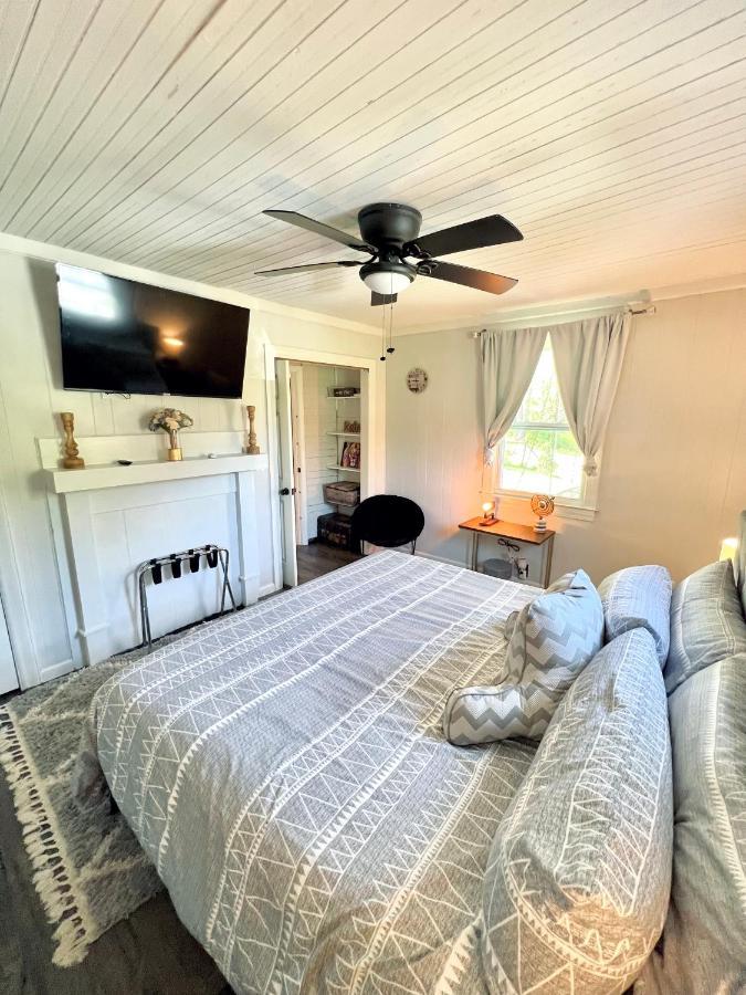 Giggling Creek Cottage - Bedjet! King Sized! Gazebo, 45 Acres, Arcades, Nintendo, More Henry Exteriér fotografie